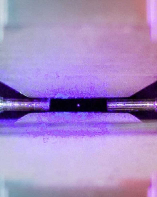 Complex's tweet image. Oxford university captures a photo of a single atom ⚛️

Captured by physicist David Nadlinger, this award-winning image shows a single strontium atom suspended between two electrodes. Lasers force the atom to absorb and re-emit light so brightly it’s visible without a microscope,…