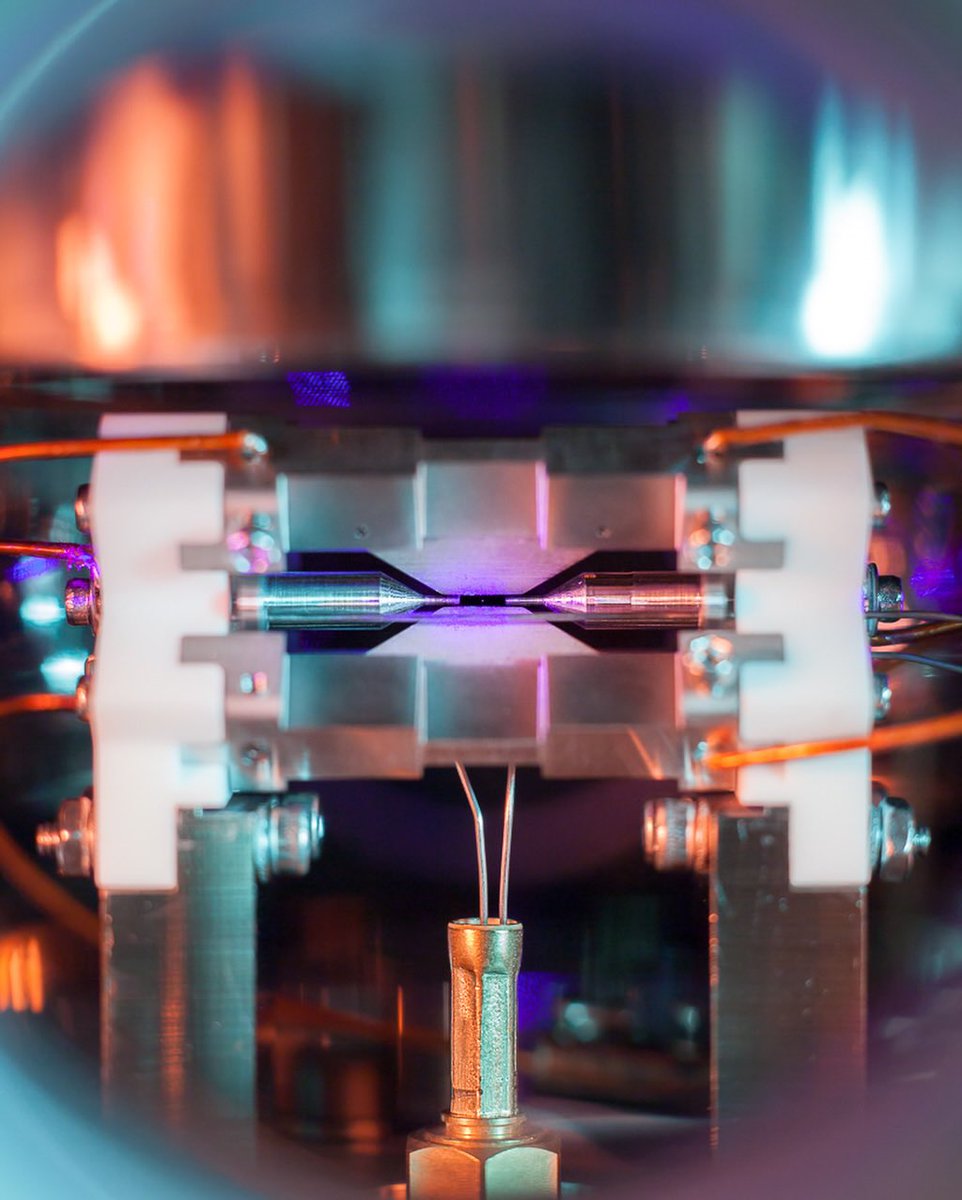 Complex's tweet image. Oxford university captures a photo of a single atom ⚛️

Captured by physicist David Nadlinger, this award-winning image shows a single strontium atom suspended between two electrodes. Lasers force the atom to absorb and re-emit light so brightly it’s visible without a microscope,…