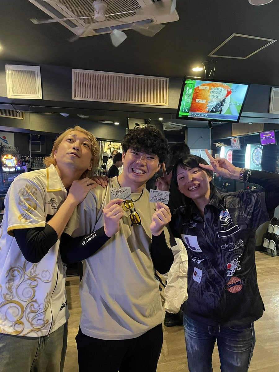 MA_KUN_darts's tweet photo. Estrellaさんで青井梨佳プロの初優勝記念イベント

べーやんさんやスタッフの人と投げたり、関東から来てたお客さんと話せたり、久々に梨佳さんとメドレーしてもらえて楽しかった！！

お店に向かうエレベーターで梨佳さんと一緒になったのはびっくりでした〜！

@Be_yan_Estrella
#青井梨佳プロ https://t.co/8fK81mnvir