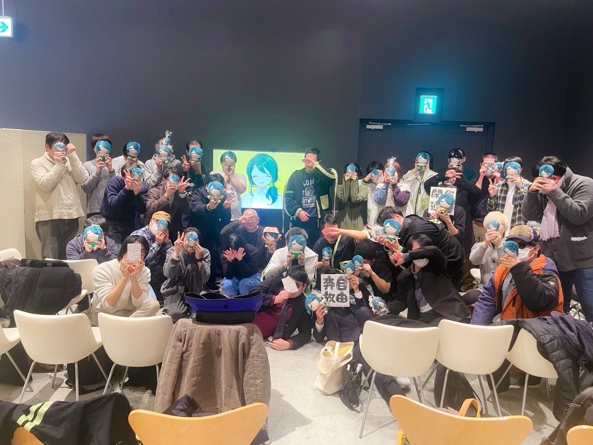sumisuya's tweet photo. #すみうまPOPUP 全プログラム終了しました、ありがとうございました……！！😭✨

開始前からみんなを観察したり、ちょっかいをかけたり、構ってもらったり、楽しい予感しかしなかったんですが、もうまさに本編はずっと楽しくて！

第一部はトークイベントだったので、皆に沢山話しかけて、新年運試しでビンゴ大会をして…

私が数字を言うたびに、一斉に顔を伏せてカードを確認するすみっこたちがあまりにも愛おしくて、まるでリズムゲームだなって。
景品を取っていったすみっこたち、おめでとう！今年の運を使い切っていませんように。

2026年のこんな澄さんが見てみたい！なコーナーも、｢そんな需要があってたまるか｣なものから、｢それを楽しみにしてくれてありがとう｣なものまで出てきて。
最後に突然飛んできた「蟲毒が見たい」という言葉に、即興でじゃんけん大会が始まったのも、それに即座にみんなが対応できたのも、私たちらしくて楽しかったね！

最後は一緒に記念撮影もできて、とっても嬉しい；；
運営さんが、SNS共有用のポーズをしてもらいましょうかとイベント前に提案してくれて、なんて革命的なアイデアなんだと感動していたの。
みんなぬみさんやグッズやおててでお顔隠しているの愛おしすぎる、ありがとう、ありがとう、大切にするね。

なんだかあっという間に終わってしまった第一部、
それでもみんなの楽しそうな顔を見られてとっても嬉しかった！

フリー放映の映像中は、コーレスの練習してくれていたすみっこもいたんだね。
音声だけは聞こえていなかったけど、映像はばっちり見ていたから、脳内補完で楽しんだよ……！！
合間の時間も楽しんでくれてありがとう！

第二部はすみっこたちがひとり、またひとりとやってきて、後ろ手に隠していた新年の抱負をそっと差し出してくれるのが本当に可愛かった。
みんなちゃんと考えてきてくれたんだね、にこにこ…

中には一部は来られなかったけど二部だけはせめて！と滑り込んできてくれた子もいて。
ひとりひとりとお話しする機会があって、本当に楽しかった。直接の声をお顔見て聴けるの、幸せだった！

長くなっちゃった～～～！！

TSUTAYAさんでこんなに素敵なPOPUPを新年早々させていただけて、その上イベントまでさせていただけて、そこにみんなも会いに来てくれて、とっても幸せな時間でした！
お誕生日、そして四周年の、とっても温かいプレゼントです！ありがとう～～～！

気を付けて帰ってね！