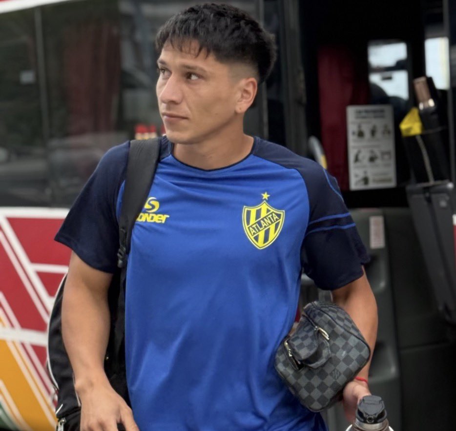 Siguen mis impresiones con Sonder. 
1- Esa campera es sexo puro, aunque le falta un poco de amarillo. 
2-Ese buzo da asco, es peor q el buzo celeste feo del año pasado
3-Remera que cumple, el short también, cumplen 👍