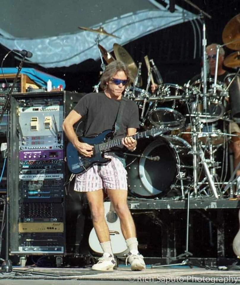 _AwesomeAlbums's tweet photo. Awesome Albums is saddened by the passing of Bob Weir today. American guitarist, singer, and songwriter best known as a founding member of the Grateful Dead, where he played from 1965 until 1995. After the Grateful Dead, he continued the legacy with Dead &amp; Company. https://t.co/0VZ1X78Szz