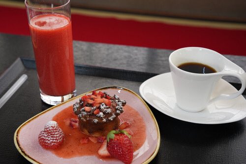 王将戦開幕局掛川城対局1日目　昼食

藤井王将　麻婆豆腐、掛川深蒸し茶

永瀬九段　掛川牛のハンバーグステーキ、苺のクランブルチーズケーキ、フレッシュジュース（紅ほっぺ）、ホットコーヒー

kifulog.shogi.or.jp/ousho/2026/01/…