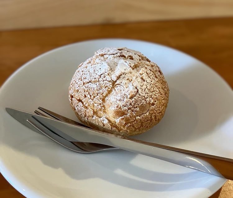 及川洋菓子店から少し歩いたところに「YUME NO OKASHI」のお菓子やシュークリームを食べられるカフェがありました☕️中のクリームがおいしいから皮がもっとサクサクしてたらもっとおいしそう🌷

ティラミスはこのカフェのオリジナルらしくてとてもおいしかった🫶