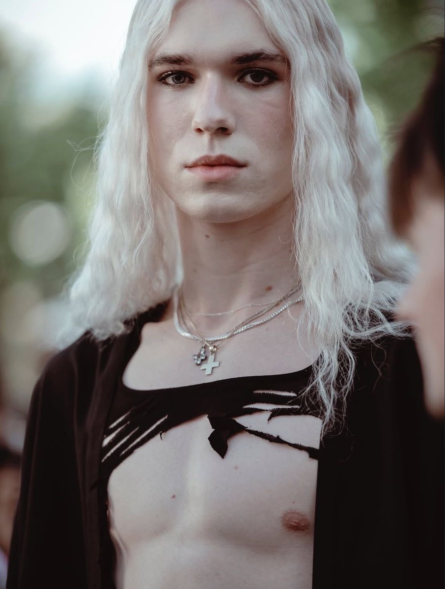 lucyby2hollis's tweet image. i’ve eaten nothing all day except for 2hollis breast milk #gotmilk