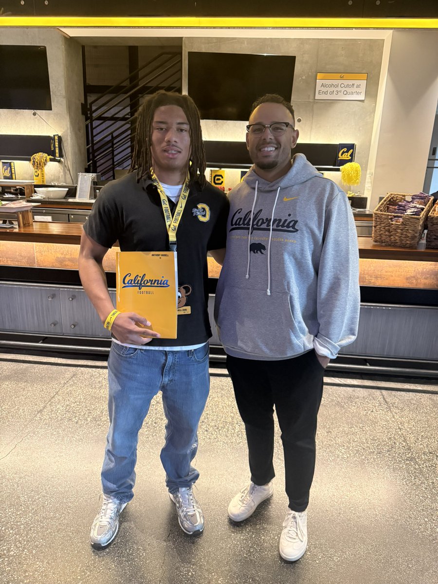 anthassell's tweet photo. It was an honor to be able to meet the Cal Coaching staff and tour the facilities of the #1 public university in the U.S.!!

@CoachLup @JordanSom_CAL @adamgorney @NickRolovich https://t.co/WYzzoASpOO