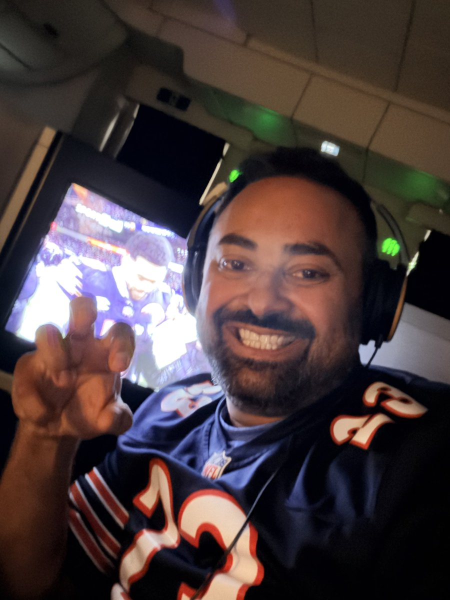 kmadass's tweet image. Couldn't make it to the game. But screaming silently at 35k feet in the air for my @ChicagoBears is still
Amazing. 
🐻⬇️
#It'sChicaaaaaaaaaaaaago
#itsTime