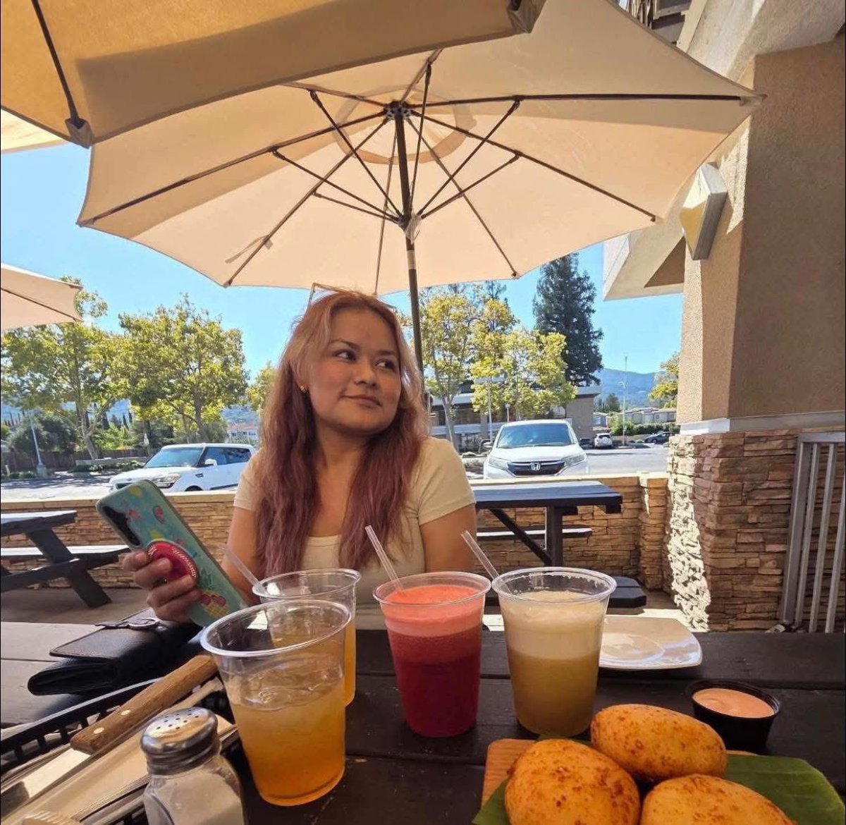 Servicio Social , me ayudan con un RT por si alguien la conoce . 😔👇🏼

Una mujer salvadoreña murió en un accidente automovilístico, pero hasta hoy nadie de su familia ha aparecido para reclamar su cuerpo.

Se trata de Sonia Maribel Fabián Pérez, originaria de Candelaria