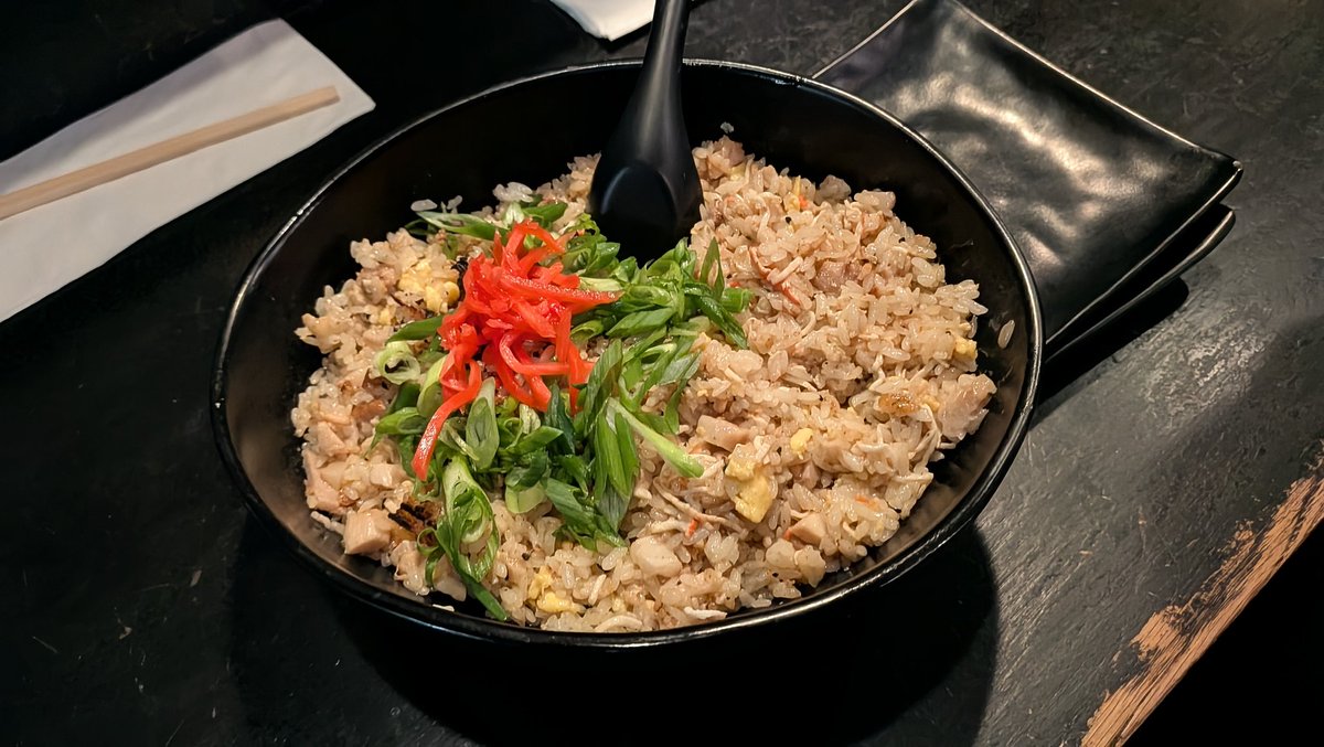 u2_nct's tweet photo. 3000円($19)のラーメンと2000円($14)の炒飯

コク？旨味？の無いあと一味足りない惜しいスープと縮れているけどコシの無いボソボソとした麺だったけど、ちゃんと豚骨ラーメンで感動した！あと炒飯は普通に美味しかった！

店内の壁紙、何の漫画作品だろう？ https://t.co/Uo1ONrcXmL