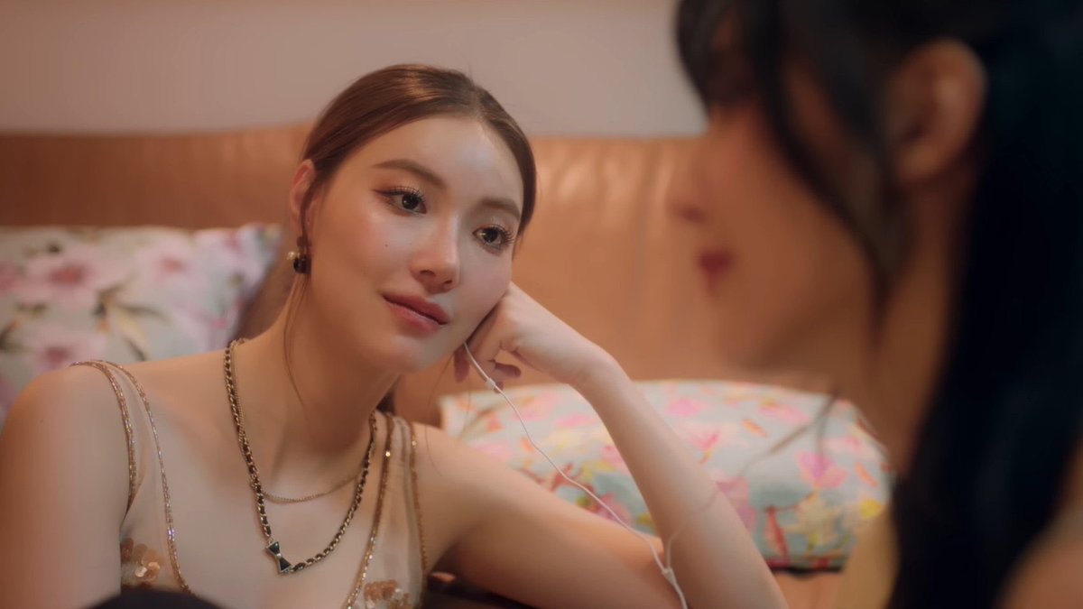 lostgll's tweet image. Mds fui assistir essa série e como pode a protagonista está cogitando ficar com um feio chato do que com essa mulher gostosa que te olha assim 

#muteluvHelloisthisluck