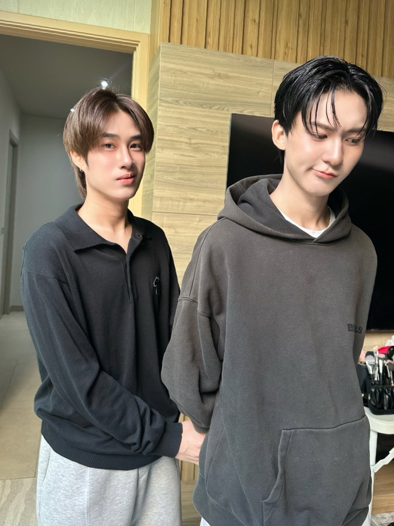 kerdomundi's tweet photo. ด่วน! จ่าเติ้มบุกจับโจ๋ฝันร้าย ยัดข้อหาพรากหวานใจ เหตุจากหมูทอดป้าถ้วยเดียว ด้านโจ๋ริวลั่น “หมูทอดแม่ผมซื้อให้ พี่หนึ่มมาขอชิมเอง” จำเลยแป๋วค้าน “ก็เทอมัวแต่อยู่ในใจจะให้ฉันไปแอ๊วคนอื่นบ้างได้มั้ยล่ะ!” ทนายเค่อยัน เรื่องทุกอย่างเกิดเพราะป้าเอง มีอะไรลงที่ป้าได้เลย😔 https://t.co/xJSUNH8okc