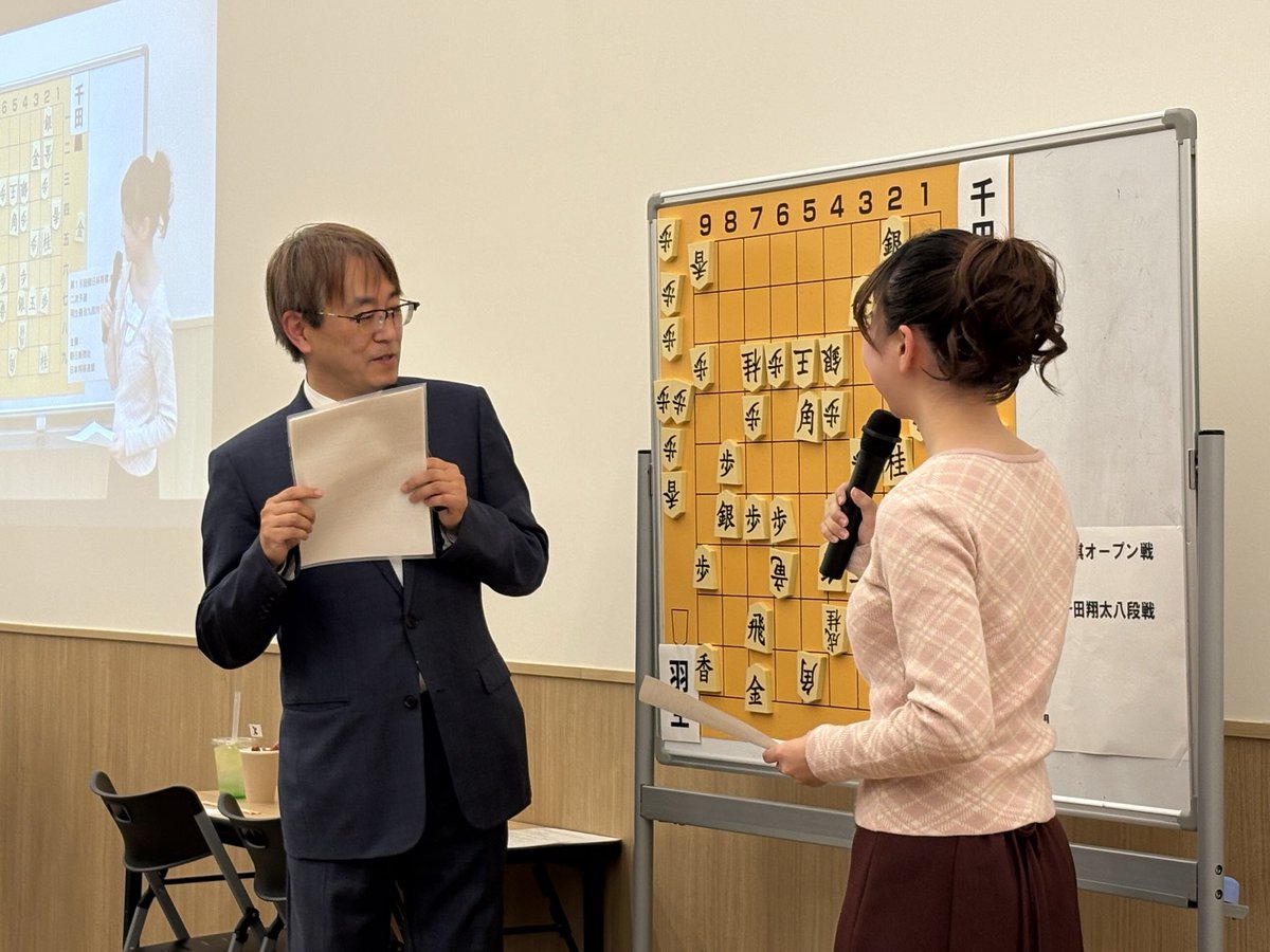 KUWAPIGU's tweet photo. 昨日はキッシサカバで羽生先生の1600勝を祝う会に参加。1600勝した自局の解説と質問コーナーなどがあり終始和やかな雰囲気でとても楽しかった。なお羽生先生揮毫の扇子購入権は当たらなかった。 https://t.co/BpH0NwtfB6