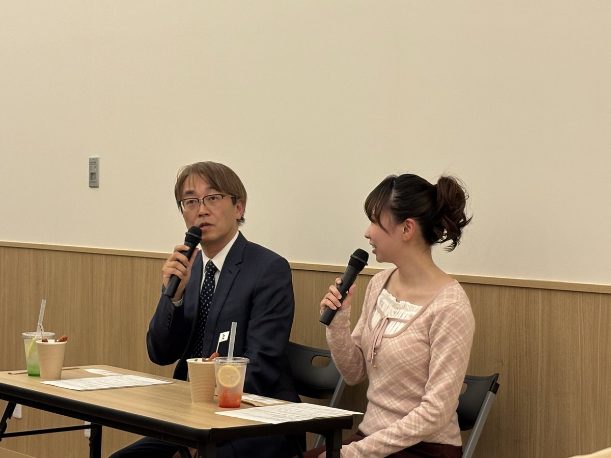 KUWAPIGU's tweet photo. 昨日はキッシサカバで羽生先生の1600勝を祝う会に参加。1600勝した自局の解説と質問コーナーなどがあり終始和やかな雰囲気でとても楽しかった。なお羽生先生揮毫の扇子購入権は当たらなかった。 https://t.co/BpH0NwtfB6