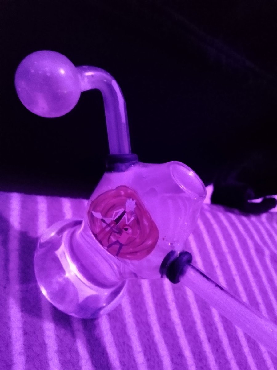 Friddyss's tweet image. Esta bonita jsjs ya quería una me gusta el sonido que hace y no se si soy yo o siento que me pega más así ._. 
(El sticker de Rick and morty ya venía con la bong pero no me quejo le da un toque de originalidad)