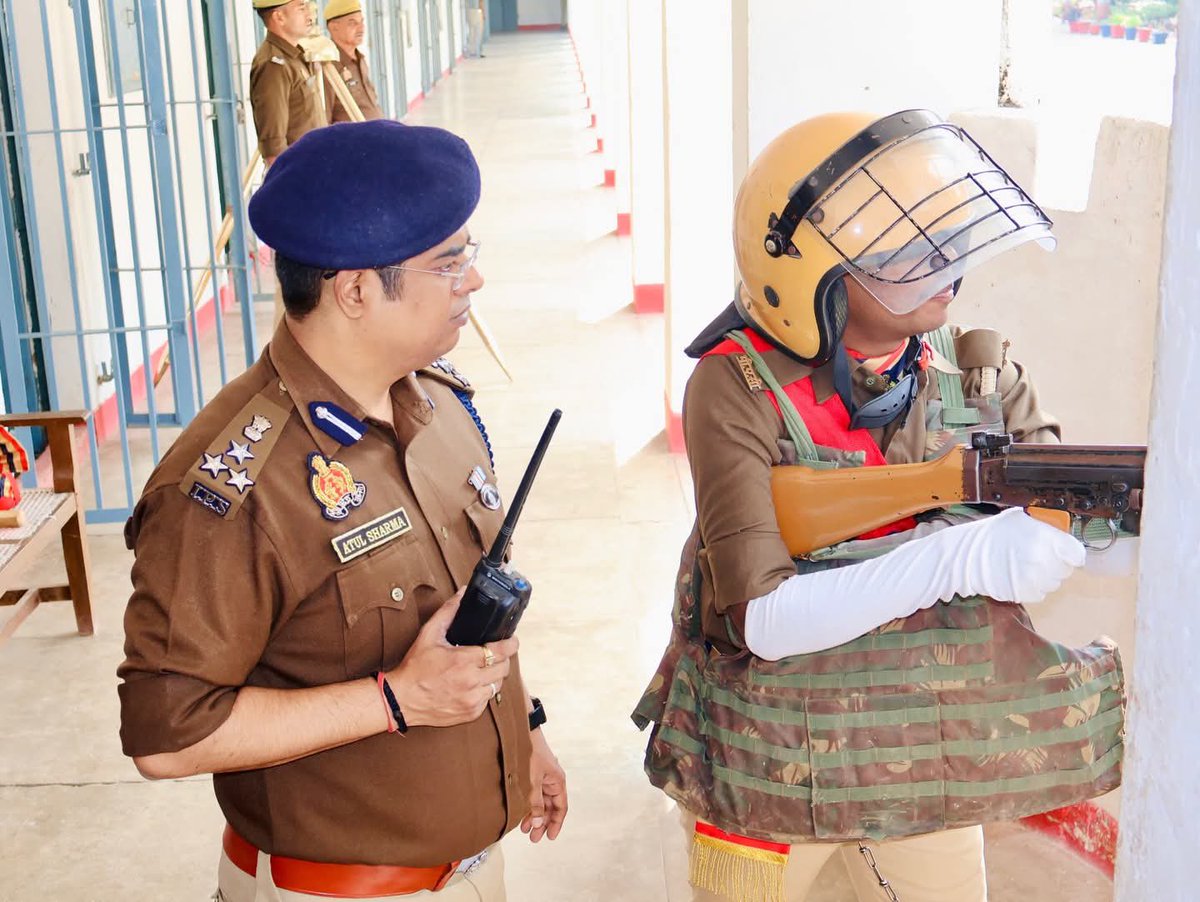 कांस्टेबल को प्रथम  ACP 3600GP पटवारी ग्राम सेवक व कृषि पर्यवेक्षक के समान मिले।
कांस्टेबल कोई पद नहीं
एक संघर्ष है ⚔️
जो रोज़ खुद से लड़ता है।
#राजस्थान_पुलिस
<a href="/RajCMO/">CMO Rajasthan</a> <a href="/BhajanlalBjp/">Bhajanlal Sharma</a> <a href="/1stIndiaNews/">First India News</a>