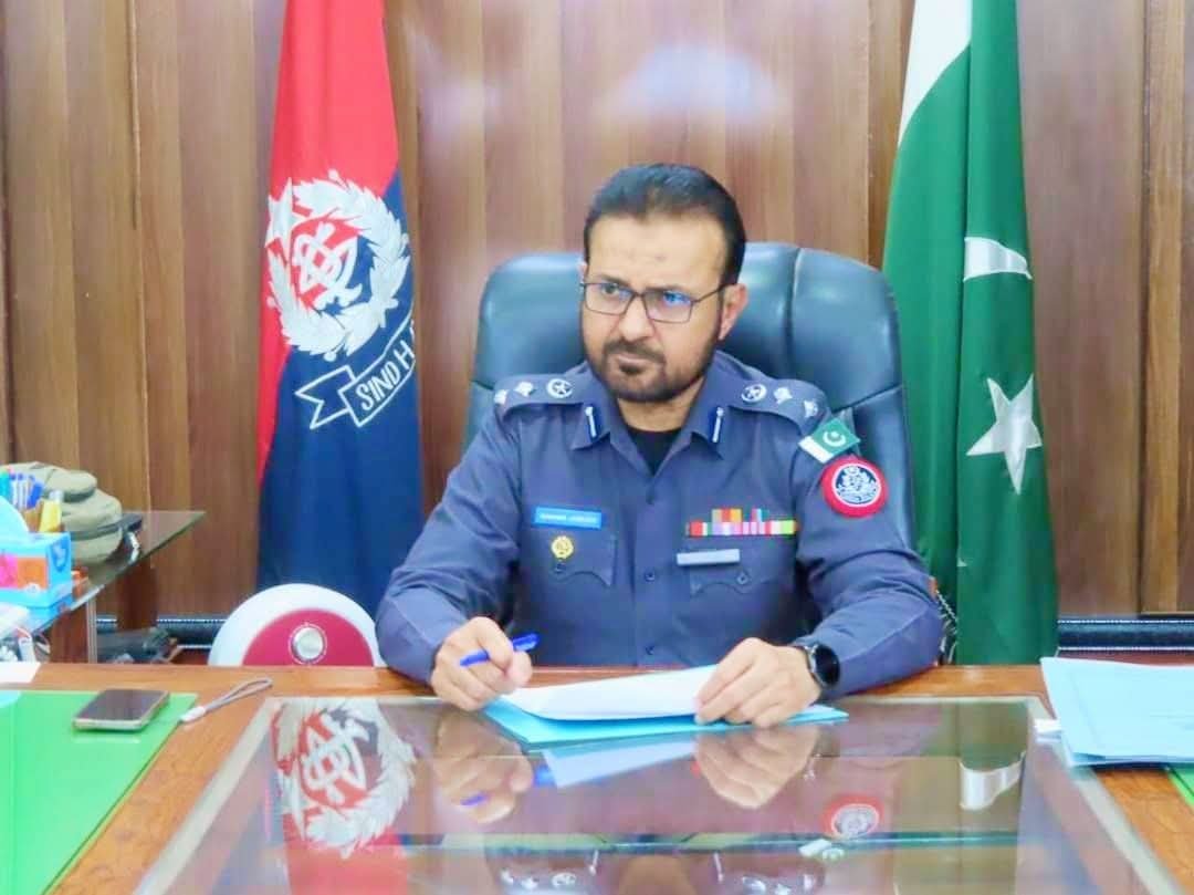 FaqirShiva's tweet photo. جب معاشرہ خاموش ہو جائے اور مظلوم کی آواز دبنے لگے، تب کچھ لوگ اپنے عہدے کو طاقت نہیں بلکہ امانت سمجھتے ہیں۔
ایس ایس پی قمر رضا جسکانی انہی باوقار اور انسان دوست افسران میں سے ایک ہیں۔

معصوم ہندو نوجوان کیلاش کولھی کے بہیمانہ قتل کے بعد، جب متاثرہ خاندان غم، خوف اور مایوسی میں ڈوبا ہوا تھا، اس وقت ایس ایس پی قمر رضا جسکانی نے صرف ایک پولیس افسر نہیں بلکہ ایک ذمہ دار انسان کا کردار ادا کیا۔
انہوں نے کیس کو ذاتی ذمہ داری سمجھتے ہوئے مسلسل نگرانی، مؤثر حکمتِ عملی اور انتھک محنت کے ذریعے قاتل سرفراز نظامانی کو گرفتار کروا کر قانون کے کٹہرے میں کھڑا کیا۔

یہ گرفتاری صرف ایک ملزم کی نہیں، بلکہ یہ پیغام ہے کہ
قانون سب کے لیے برابر ہے، چاہے مقتول اقلیت سے ہو یا قاتل کتنا ہی بااثر کیوں نہ ہو۔

ایس ایس پی قمر رضا جسکانی نے یہ ثابت کر دیا کہ اگر نیت صاف ہو تو پولیس عوام کے لیے خوف نہیں بلکہ امید بن سکتی ہے۔
کیلاش کولھی کے خون سے انصاف کی یہ پہلی مضبوط کوشش ہے، جس نے سندھ کی مظلوم اقلیتوں کے دلوں میں اعتماد پیدا کیا ہے۔

ہم ایسے افسران کو سلام پيش کرتے ہیں جو وردی میں انسانیت پہنتے ہیں۔
سندھ کو ایس ایس پی قمر رضا جسکانی جیسے ایماندار، بہادر اور انسان دوست افسران پر فخر ہے۔

✊ انصاف زندہ باد
🤍 انسانیت زندہ باد
#JusticeForKelashKolhi
#SSPQamarRazaJiskani
#PoliceForPeople
#RuleOfLaw
#HopeForMinorities 
@SindhPoliceDMC @sindhinfodepart @HomeSindh @ZiaLanjar @BBhuttoZardari @OfficialDGISPR @GovtofPakistan @HRCPakistan @nchrofficial @HRCP87 @hrw @mohrpakistan @CMShehbaz @PresOfPakistan