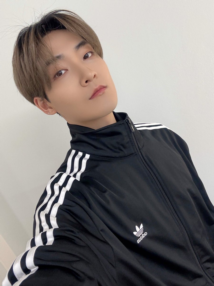 THEBOYZ_officl's tweet image. [📸] 케빈 The 10th Mini Album [a;effect] 포토 이벤트 완료👕 케빈이랑 져지 입고 운동하면서 추위에 움츠러든 몸을 깨우고 함께 건강한 한 주를 보낼 준비를 해요 더비🏋️

#THEBOYZ #더보이즈
#KEVIN #케빈
#aeffect #Stylish