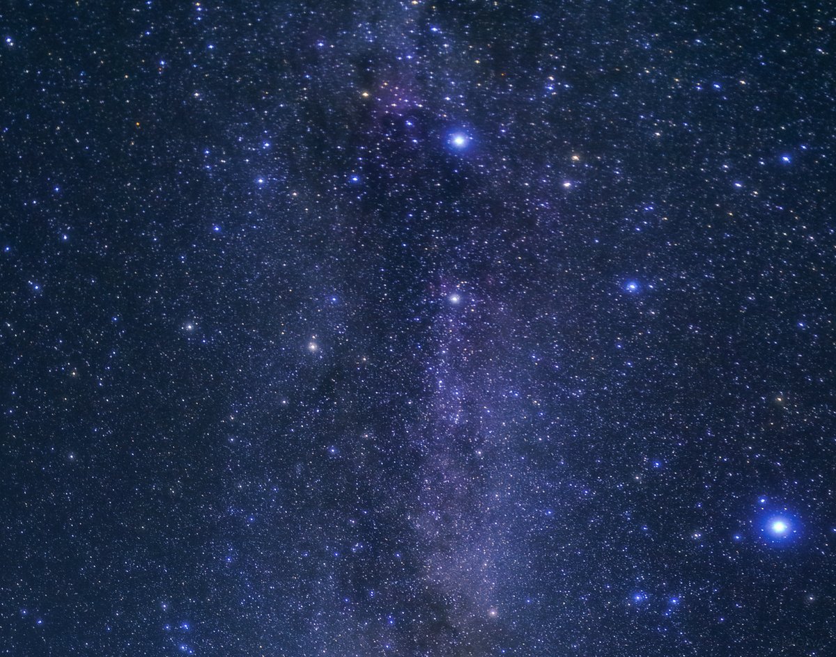 銀河のともし灯
満天の星の下、旅の安全を守る灯台。長い旅路も、どうか道に迷わないよう。
（以前、東京都三宅島にて撮影）

※この投稿の文字部分をタップすると、写真が縦にならびます。