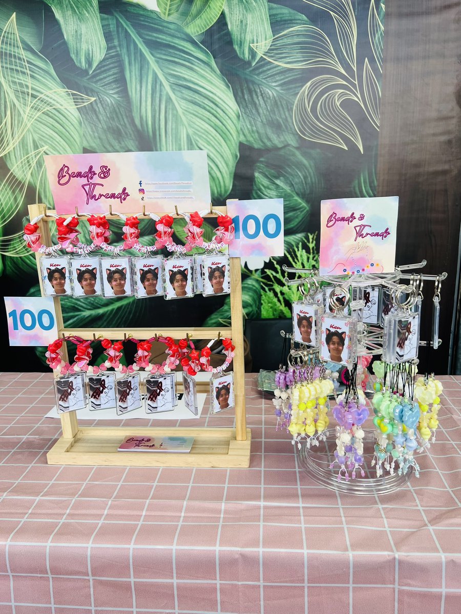 BeadsThreads's tweet image. We’re here at Ayala Malls Manila Bay 🖤✨

Inspired Beaded Bagcharms and Keychains are available 🌸

FLEET AT FULL SYNC
#FELIPFanNights
#FELIP #SB19_KEN