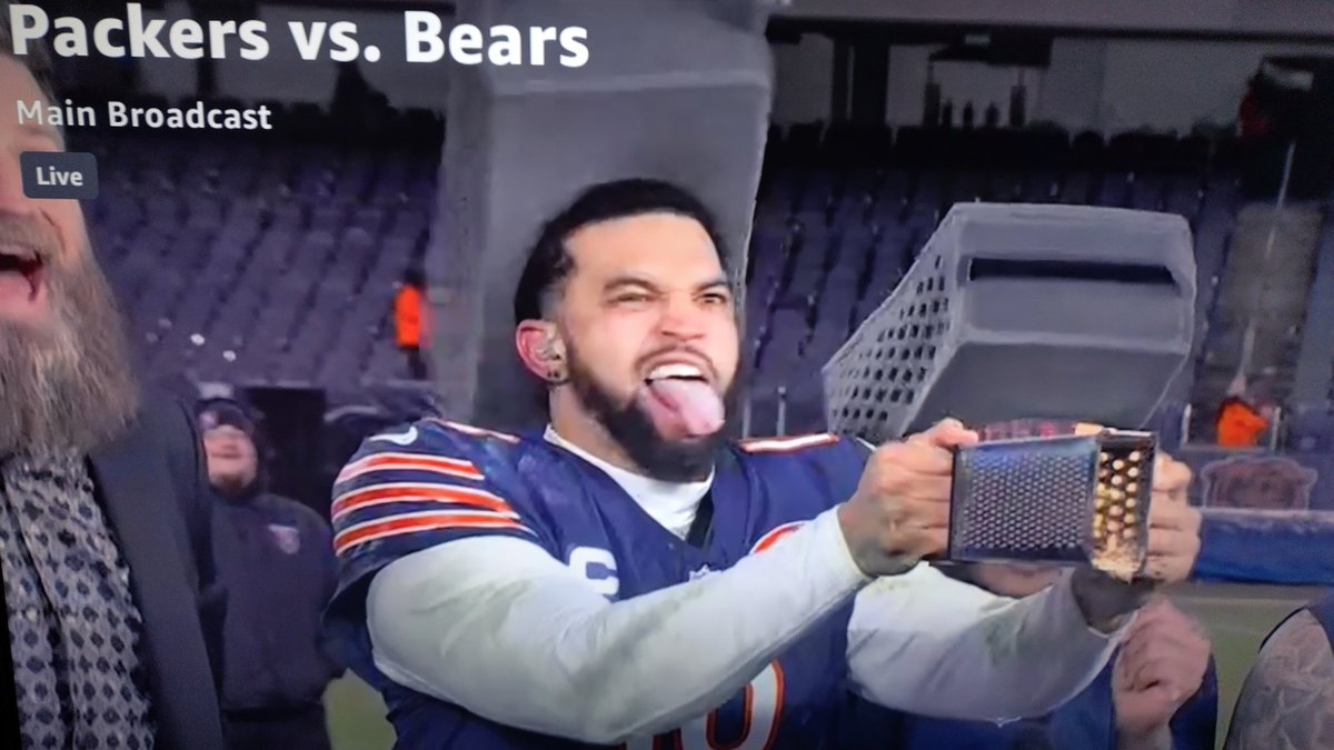 SuperRussellMan's tweet photo. It's not easy being Cheesy @packers 

@ChicagoBears @CALEBcsw https://t.co/xJ51gx5FN9