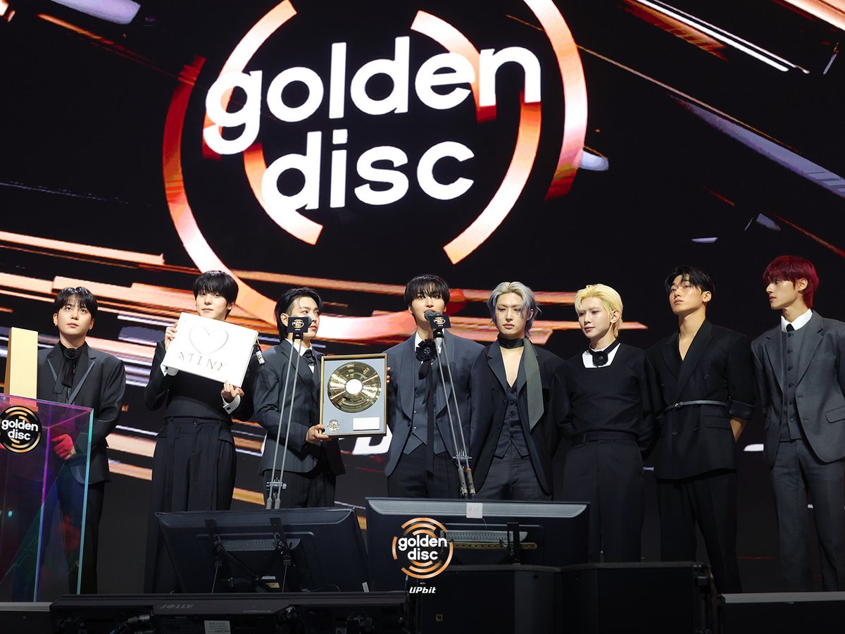 _GoldenDisc's tweet photo. The 40th Golden Disc Awards with upbit✨ TROPHY CEREMONY

#ATEEZ @ATEEZofficial 

🏆BEST ALBUM

수상을 진심으로 축하합니다🎉

#40thGDA #골든디스크어워즈 #Goldendiscawards
#goldendiscwithupbit #goldendiscawardswithupbit https://t.co/ILEzIDPgD9