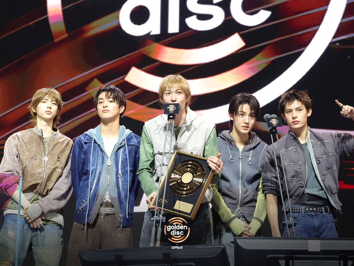 _GoldenDisc's tweet image. The 40th Golden Disc Awards with upbit✨ TROPHY CEREMONY

#CORTIS @cortis_bighit 

🏆ROOKIE ARTIST OF THE YEAR

수상을 진심으로 축하합니다🎉

#40thGDA #골든디스크어워즈 #Goldendiscawards
#goldendiscwithupbit #goldendiscawardswithupbit