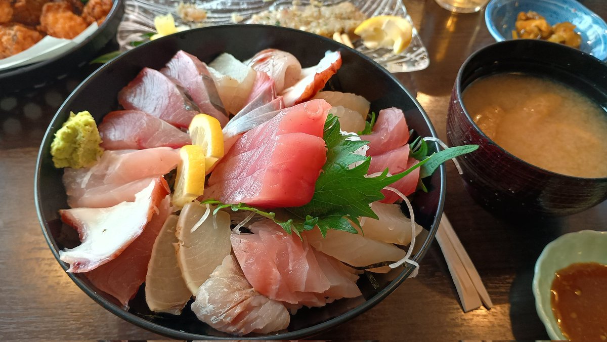 Inactivecamper's tweet image. ぶらっといすみ市に行って、海鮮丼など食べた。
写真にはないイワシの天ぷらが最高に美味かったな〜
旬のタコの唐揚げも美味かったぜ〜