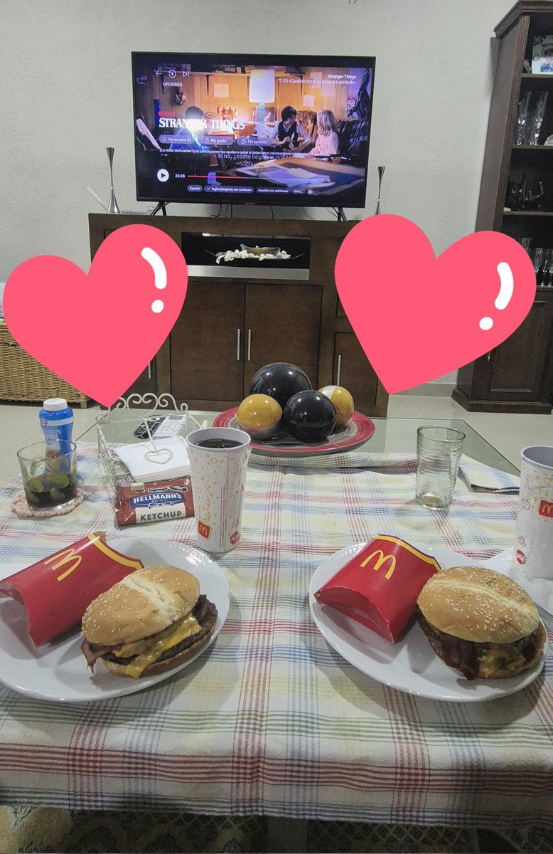 Valenovich's tweet photo. Los planes que me gustan!!
❤️‍🔥❤️
🐷🐷🎬🍔🍟
#Sábado #Netflix https://t.co/OR9rL1issZ