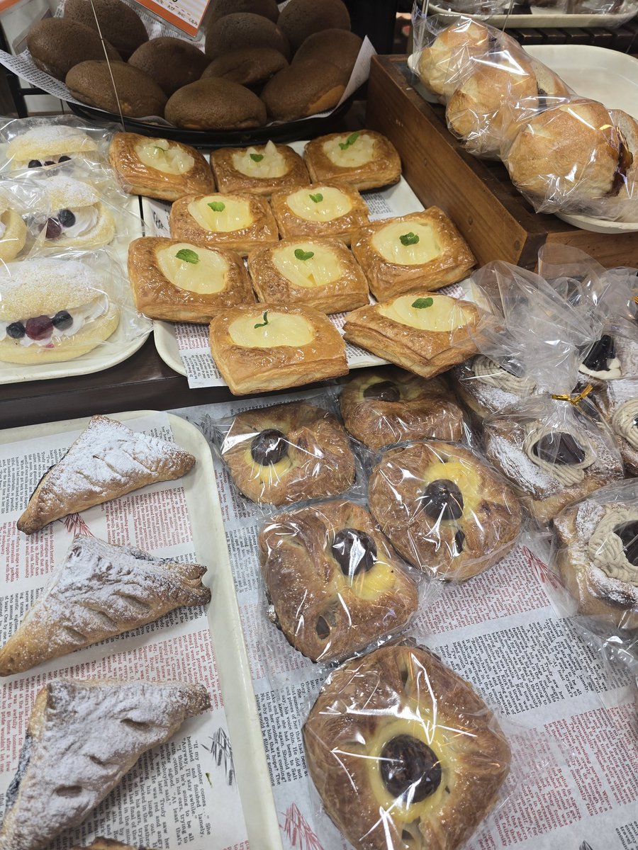 MariaScorpius's tweet image. 今日は朝からめっちゃパン食べたい気分でパン屋さんに来た(｡•ㅅ•｡)
朝から10人くらいお客さんおってみんな早起きやったw
朝から活動すると1日充実してていいなぁ