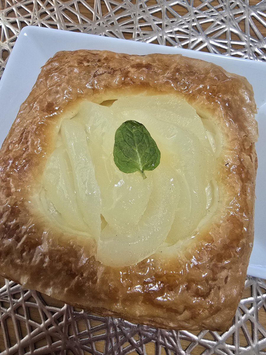 MariaScorpius's tweet image. 今日は朝からめっちゃパン食べたい気分でパン屋さんに来た(｡•ㅅ•｡)
朝から10人くらいお客さんおってみんな早起きやったw
朝から活動すると1日充実してていいなぁ