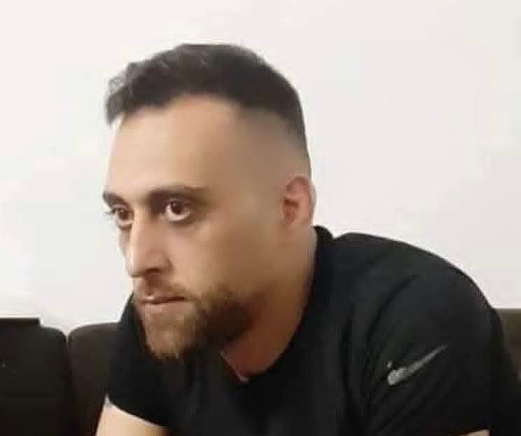آخر أخبار اسـ ـتباحة الإخوة العلويين:
استـ ـشهاد الشاب "العلوي" محمد محمود علي تحت التعذيب، بعد اعتقاله على يد ميليشيا "الأمن العام" في قرية عين بالوج بريف الدريكيش في طرطوس، دون إبراز أي مذكرة توقيف قانونية!
جرى إبلاغ ذوي الشهيد بضرورة مراجعة مشفى الدريكيش الوطني لاستلام