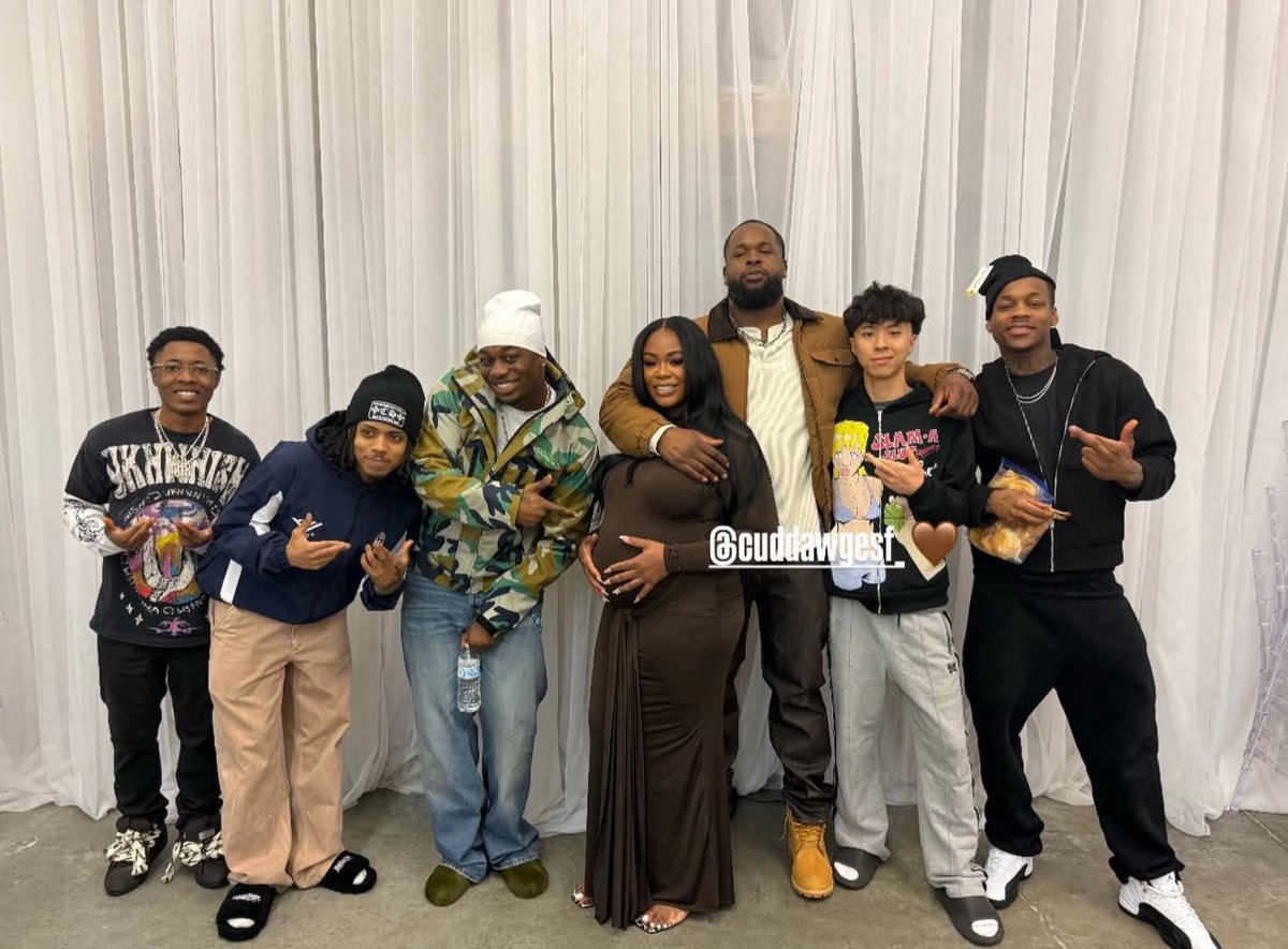 SlatDontMiss's tweet image. Ray, Reggie, Dezz, Kaleel &amp;amp; Tylil were seen with Kai Cenat’s security guard “Cudi” as they’re celebrating him having a baby 👀❤️