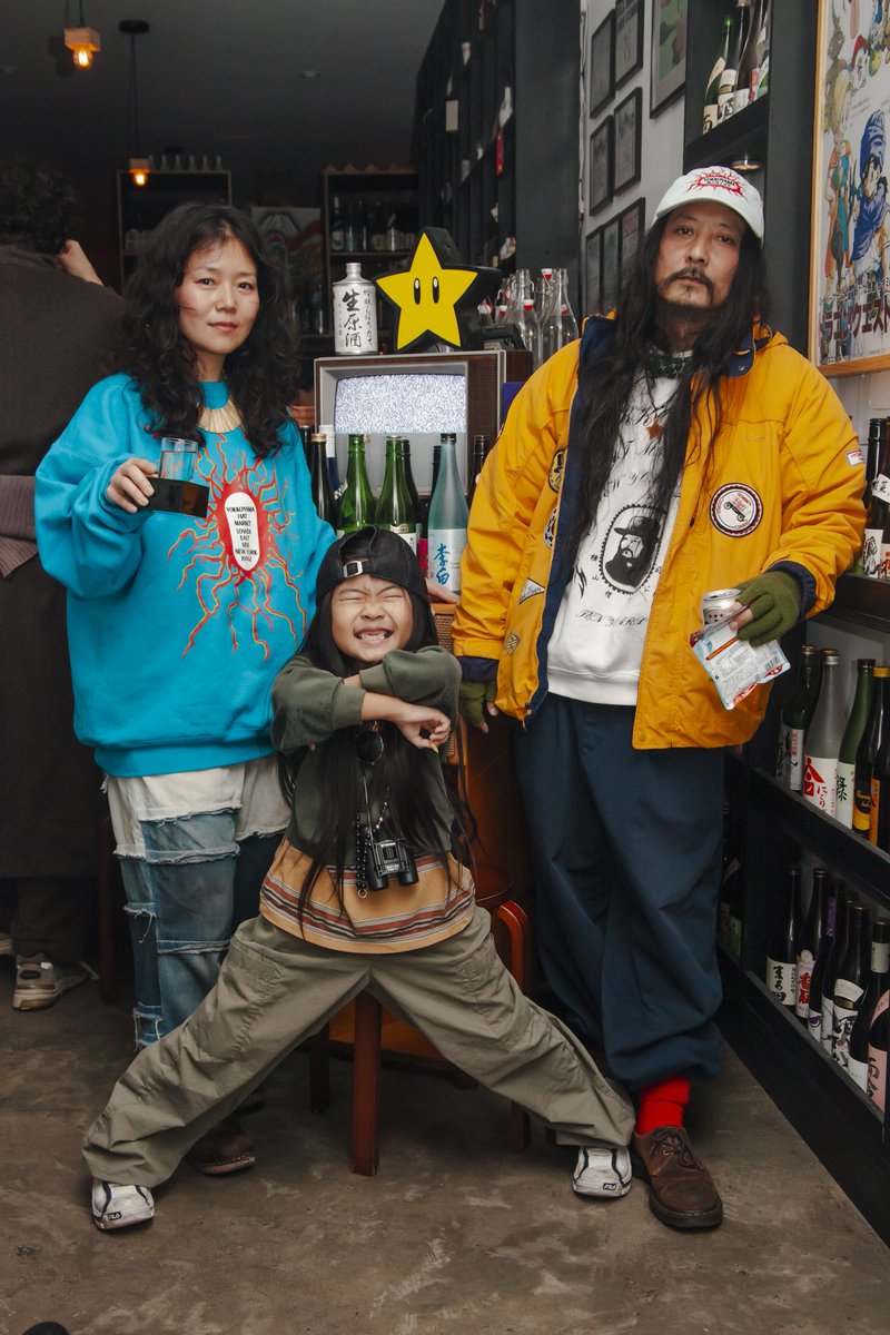 POPEYE_Magazine's tweet photo. NYにある『Bar Asoko』には、感度の高いファッションピープルが集まっているという噂を聞きつけて、早速潜入してみると、なんとそこはジャパン・カルチャーで溢れる日本酒バーだった! 座敷席も備えた店内で、くつろぐ楽しげな店内でスナップしてきたよ。
#popeyemagazine
#stylesample https://t.co/zQzrRMOZse