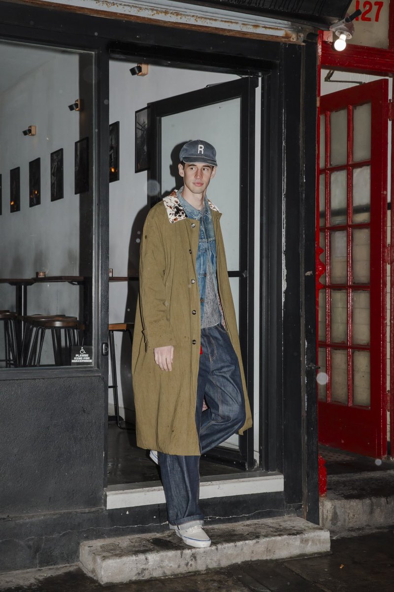 POPEYE_Magazine's tweet photo. NYにある『Bar Asoko』には、感度の高いファッションピープルが集まっているという噂を聞きつけて、早速潜入してみると、なんとそこはジャパン・カルチャーで溢れる日本酒バーだった! 座敷席も備えた店内で、くつろぐ楽しげな店内でスナップしてきたよ。
#popeyemagazine
#stylesample https://t.co/zQzrRMOZse