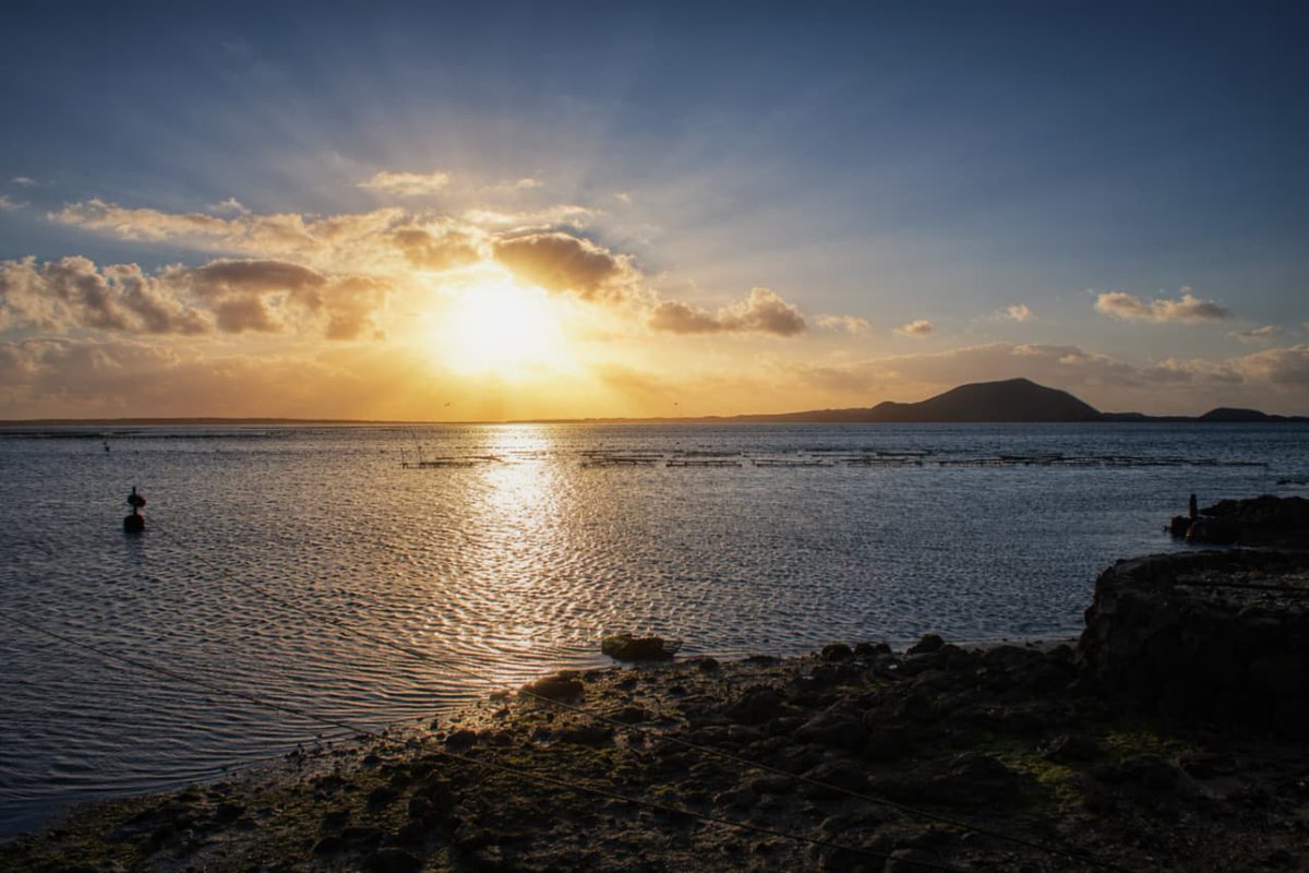 El cielo hoy nos regala una hermosa postal: luz dorada, mar tranquilo y ese momento en que todo se siente en calma. 
Comenta si reconoces este lugar  y que tengas un muy buen fin de semana. 

#SanQuintín #CadaPasoCuenta