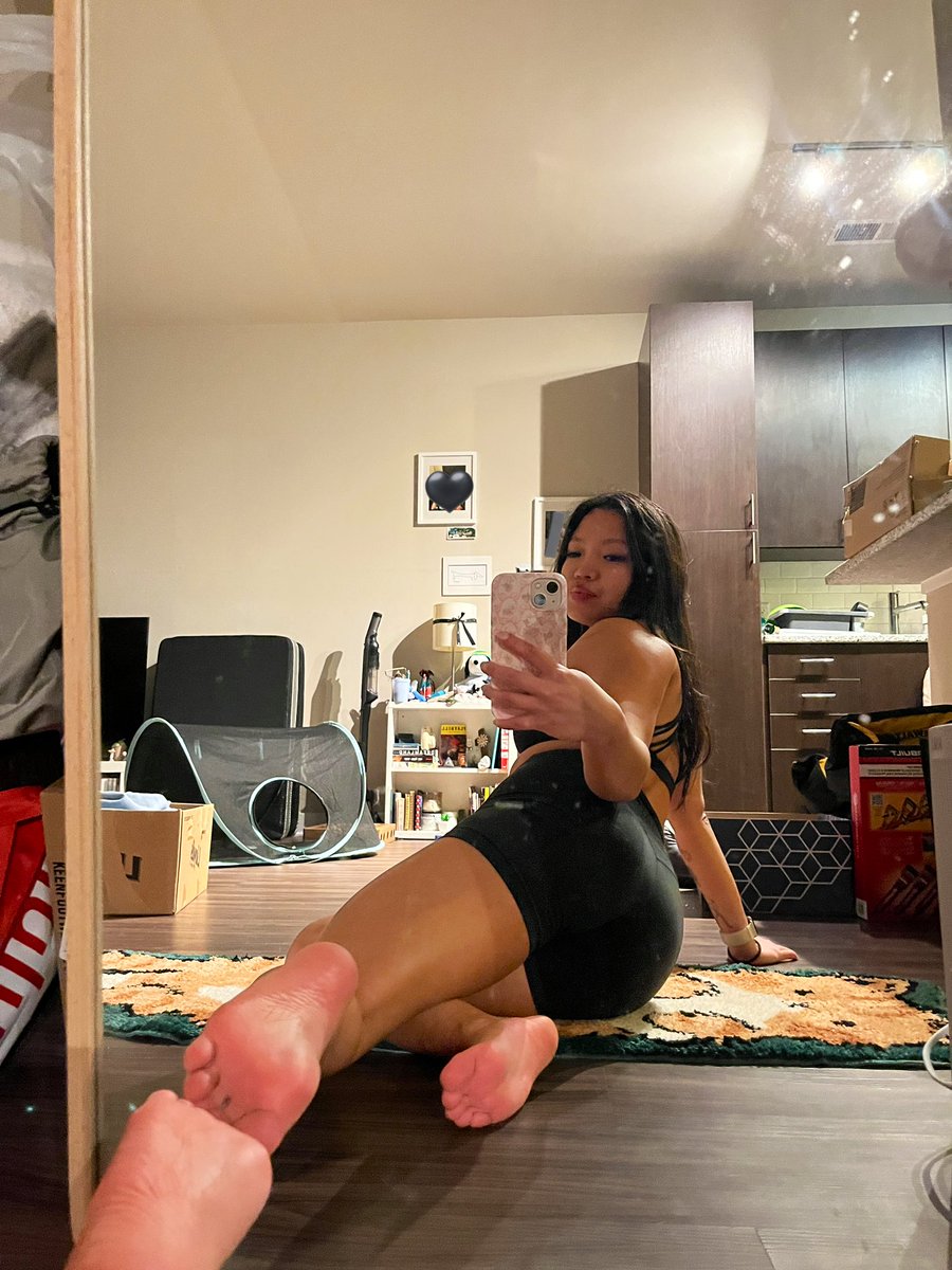 hailmeows's tweet image. got cracked, you can have feet instead