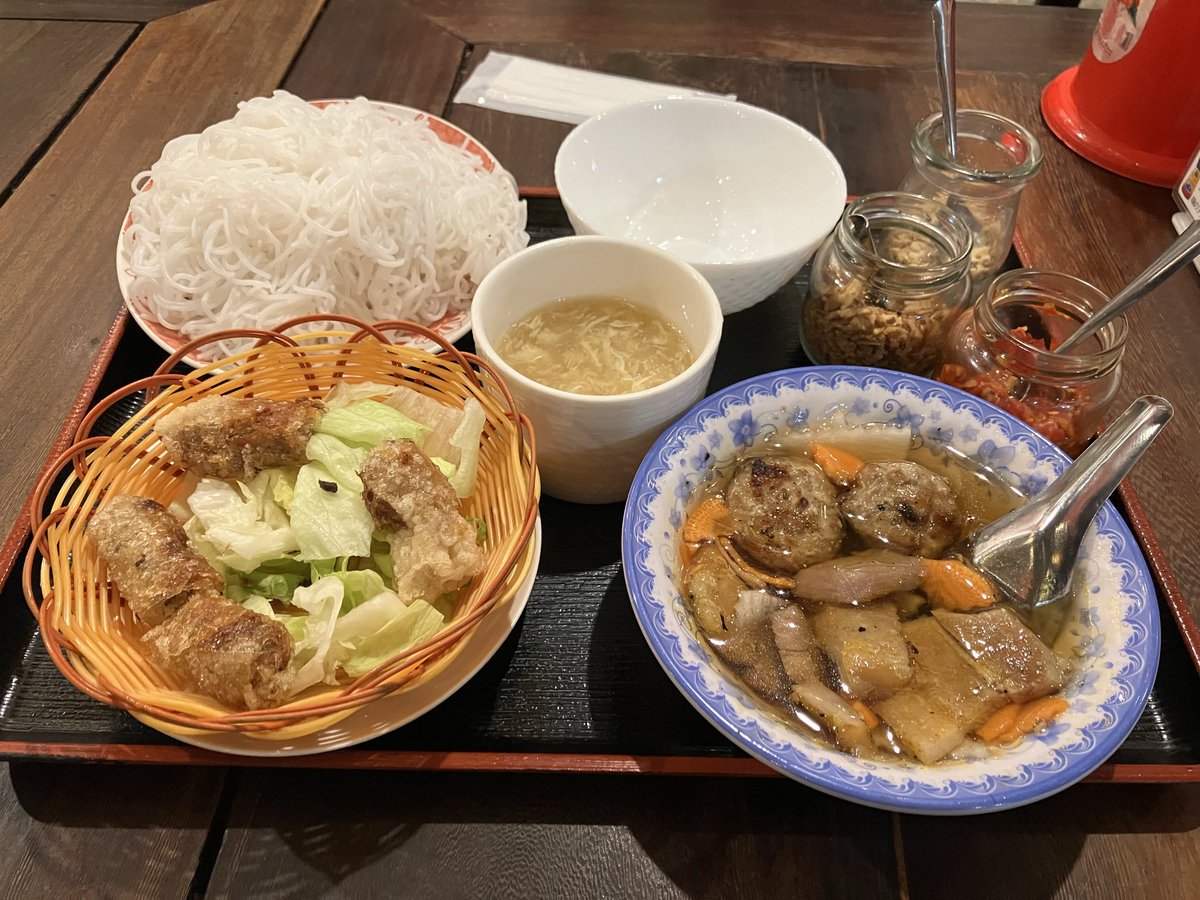 7noppe's tweet photo. ブンチャーランチ(1300円)とチェーバイキング(400円)を食す。フォーと酸っぱいスープが美味しい。チェーはココナッツミルクがめちゃうま。サトイモがネットリして美味しい。
#大阪府大阪駅
#ビアホイ https://t.co/fDxcqQAwf6