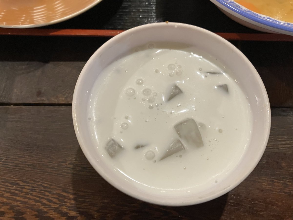 7noppe's tweet photo. ブンチャーランチ(1300円)とチェーバイキング(400円)を食す。フォーと酸っぱいスープが美味しい。チェーはココナッツミルクがめちゃうま。サトイモがネットリして美味しい。
#大阪府大阪駅
#ビアホイ https://t.co/fDxcqQAwf6