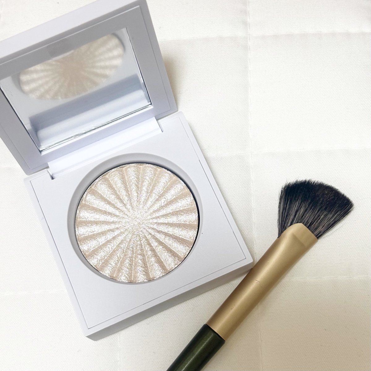 pu7_9na's tweet photo. OFRA mini highlighter
Glazed Donut
少ししか塗ってないのにこの発色・発光ヤバすぎるσ̴̶̷̤ . σ̴̶̷̤ ♡
ギラギラしてるけど、こうやって薄好きにすると濡れ感も作れる!!成人式メイク必須アイテム!
#ofra https://t.co/7sTQGsrnfS