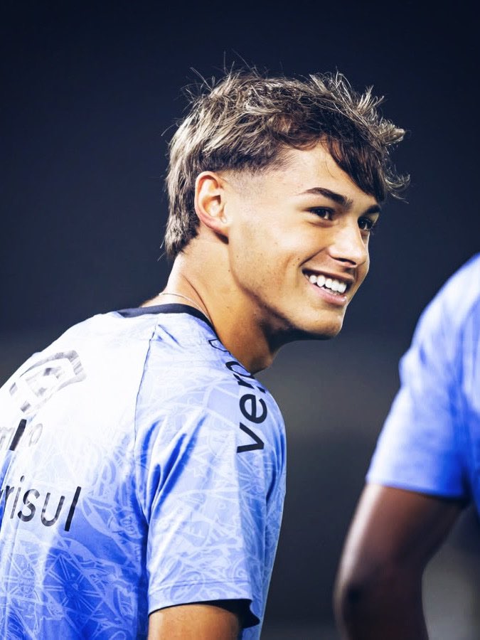 Roger (2008) e Thiaguinho (2008) na estreia do Grêmio na temporada: 

⚽️ 🅰️ Roger
🅰️ Thiaguinho 

E ainda tem muita gente boa pra jogar.. vem uma excelente geração de jogadores formados no Grêmio por aí..! 💎🇪🇪