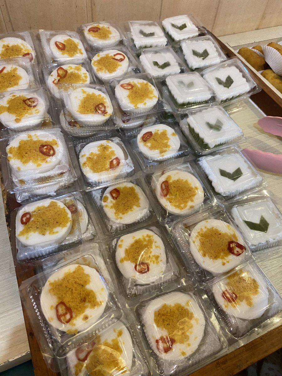 wnisekai's tweet image. kue basah tradisional tuh knp enak bgt ya 🥺 i love sosis solo, onde-onde, pastel, talam ebi, kue kukus, kue lumpur kentang, sus, kue cumcum cokelat &amp;lt;3