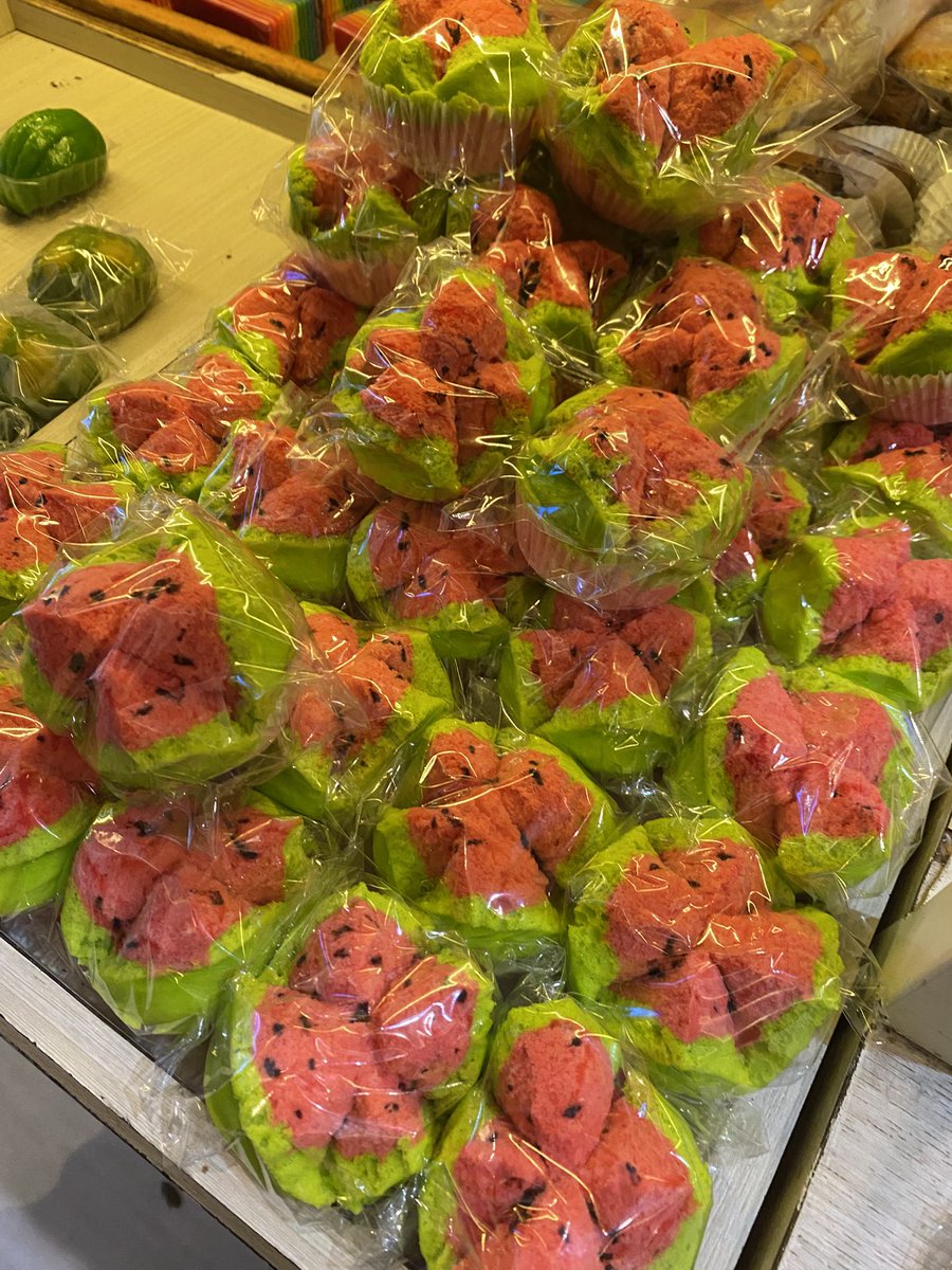 wnisekai's tweet image. kue basah tradisional tuh knp enak bgt ya 🥺 i love sosis solo, onde-onde, pastel, talam ebi, kue kukus, kue lumpur kentang, sus, kue cumcum cokelat &amp;lt;3