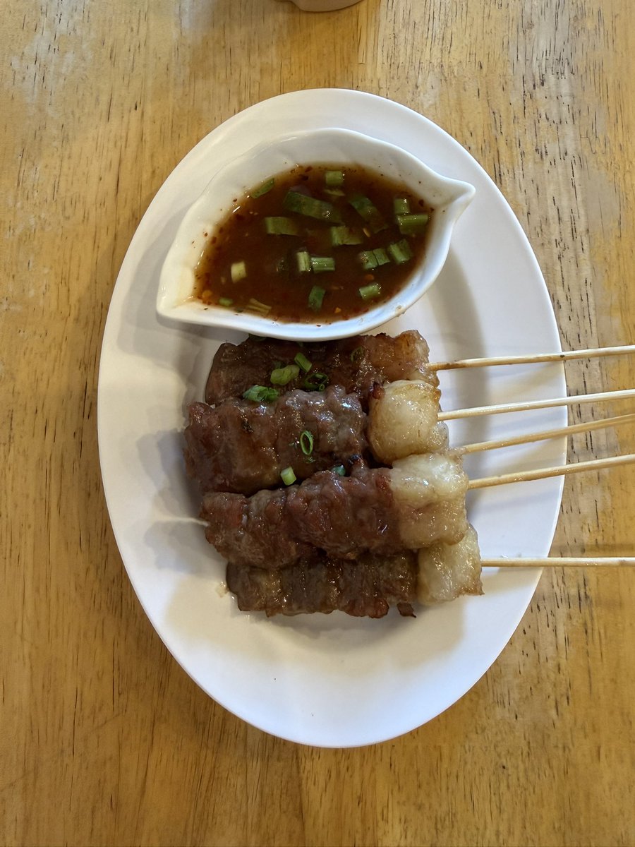 Daging panggang dari Rotinis Cafe
Memang betul daging
Tak liat baqhang
Lemak dia sedap
9/10