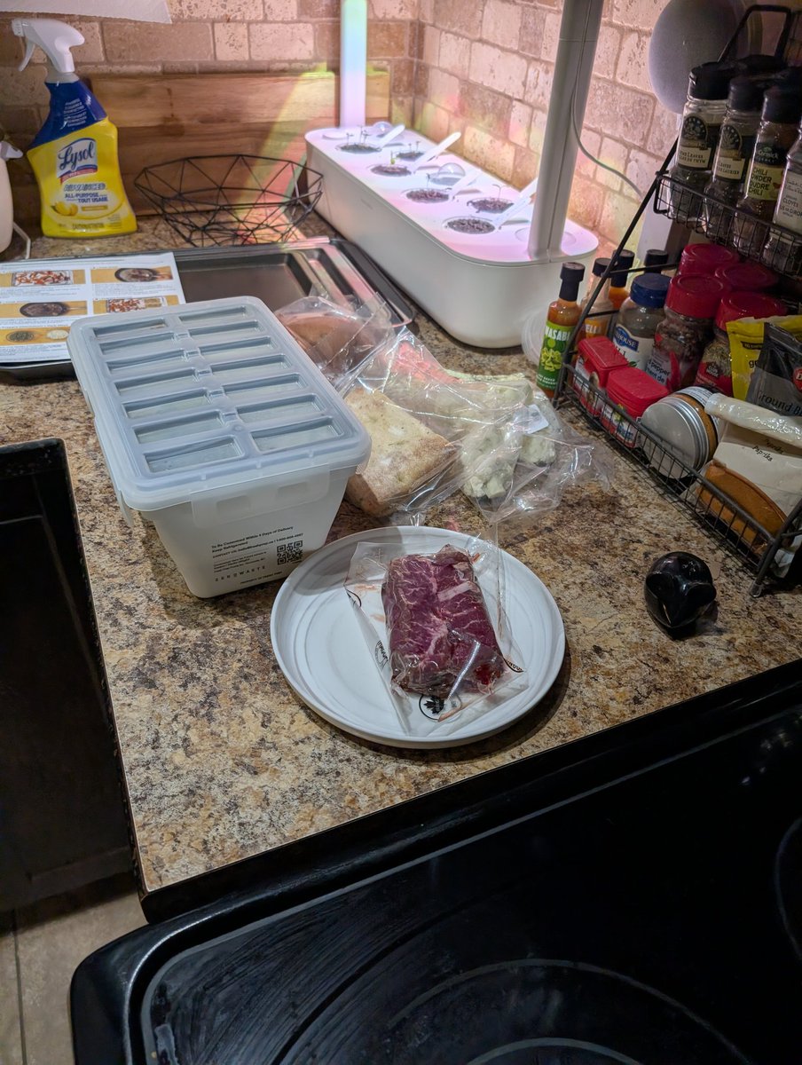 TootsiesL's tweet image. Dinner cook time! Open Face Chimichurri Beef Sandwich! #freshprep