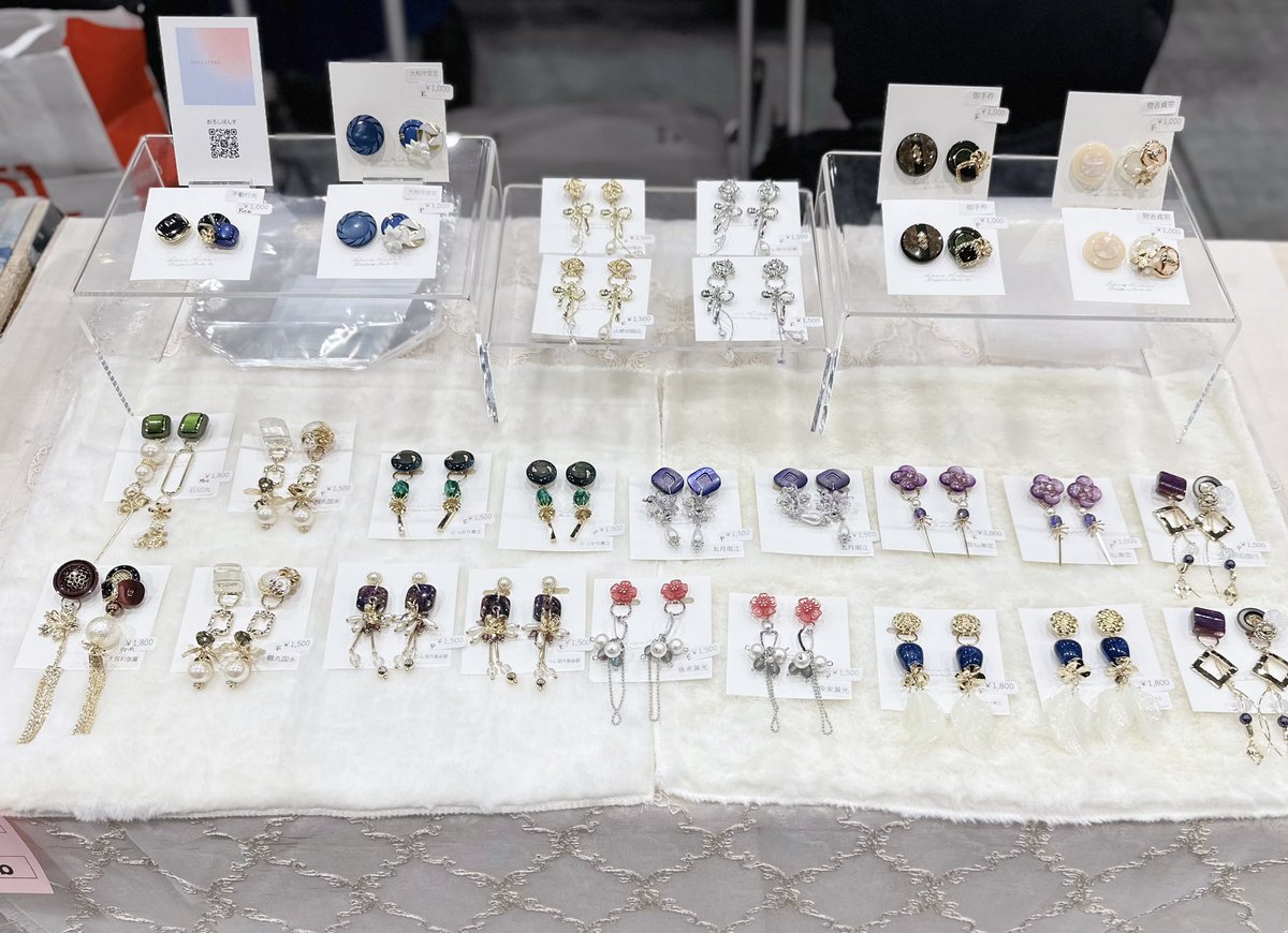 設営完了いたしました！
本日はよろしくお願いします🙌

ピアスもイヤリングも全て並べました！
売り切れ次第終了となります🙇‍♀️