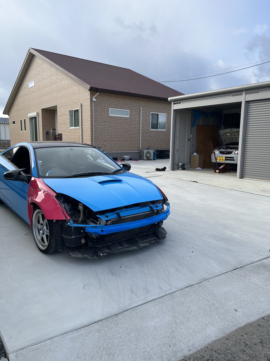 kamimari0's tweet photo. 久々に車いぢろうとボンネット開けたら柿いたww https://t.co/re2EmOfTBB
