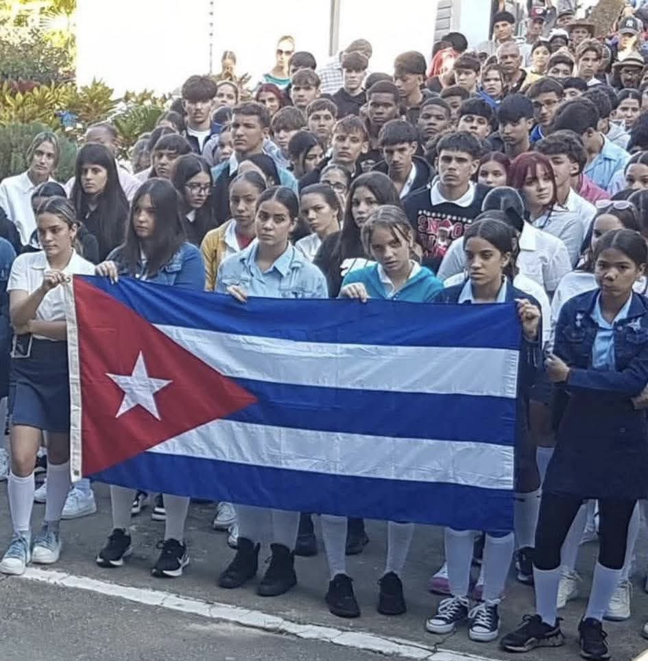 MayraDo57466678's tweet image. Estudiantes son obligados a presenciar un acto político a favor de la dictadura venezolana.
Miren esos rostros.