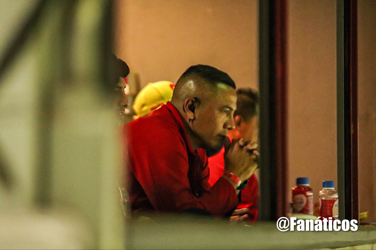Analizando el jefe de la banda. Mario Ortiz desde uno de los palcos del equipo Atlético Morelia. 🔴🟡

Recordar que fue expulsado en el partido de vuelta entre Irapuato y Morelia.