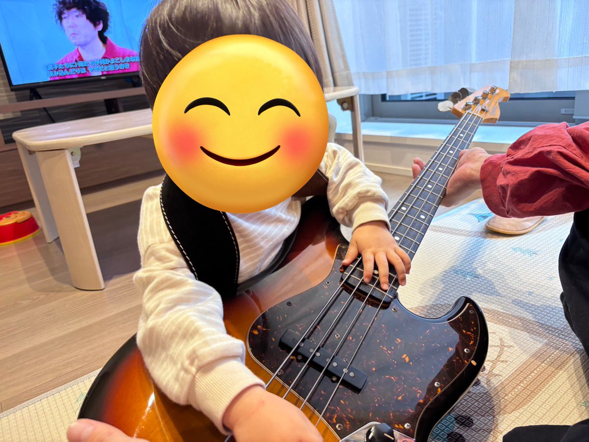 backwimpsrop's tweet photo. ベース持ちたがりの息子氏 https://t.co/S13KuzE47U