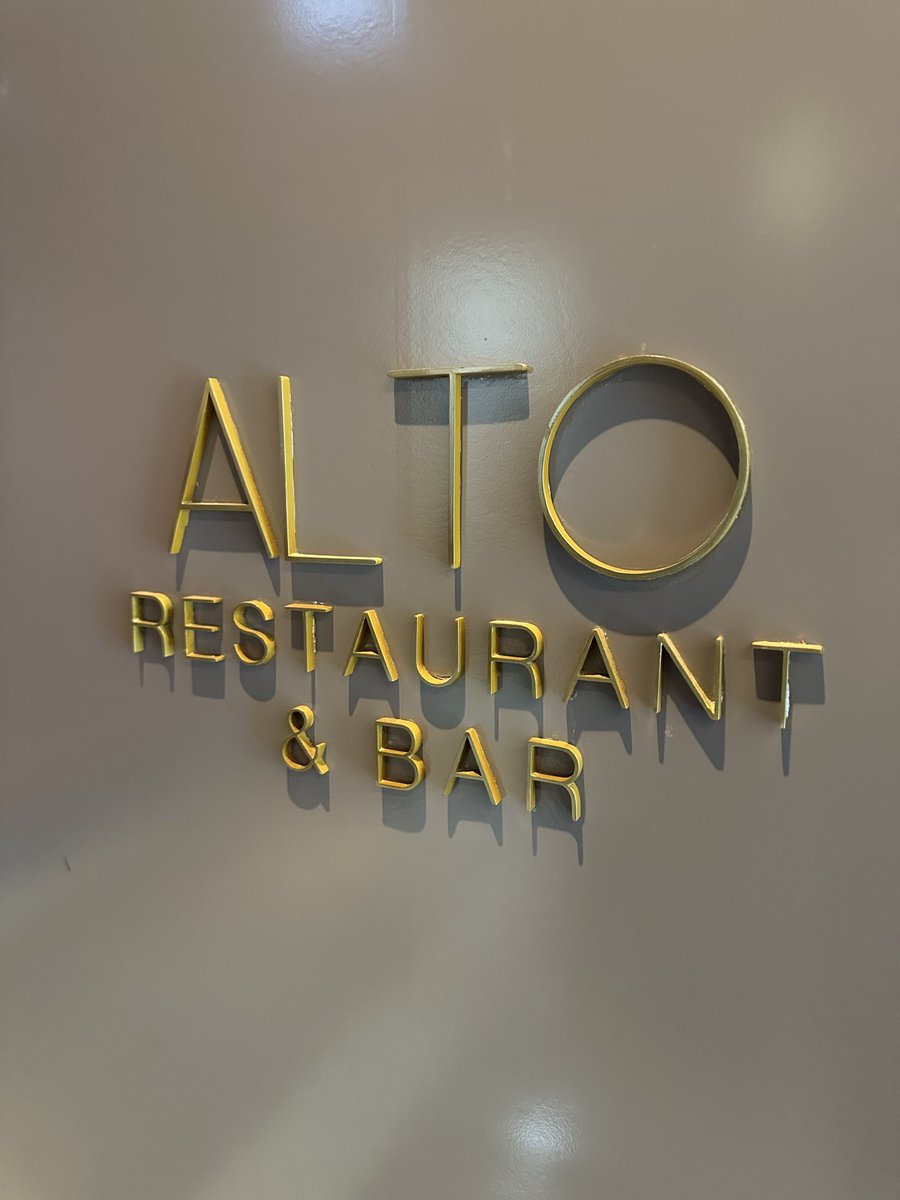 Bellissimoyoshi's tweet image. 皆さん、イタリア料理店「Alto」ってめちゃくちゃ美味しいぜ！しかも最後に食べたティラミスでイタリアのことを思い出して、感動！😂✌️ Buonissimo!❤️
まあ、日本に帰ったら松屋の牛飯食いて…
無料サービス券も持ってるし…笑
#ベリッシモ #料理研究家 #fourseasons #jakarta #ジャカルタ #松屋